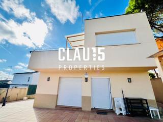 Casa a Tordera. Casa independiente en venta a cuatro vientos totalmente reformad