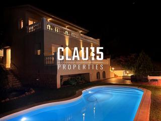 Casa a Calella. Casa en venta en calella con piscina y vistas al mar