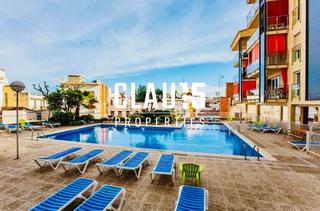 Pis a Centre. Piso en venta con vistas al mar, piscina y parking, a slo 5 min