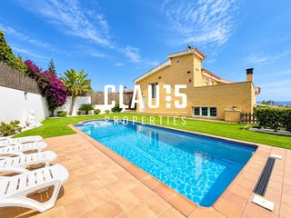Maison à Canet de Mar. Casa en venta exclusiva en pleno centro de canet de mar con pisc