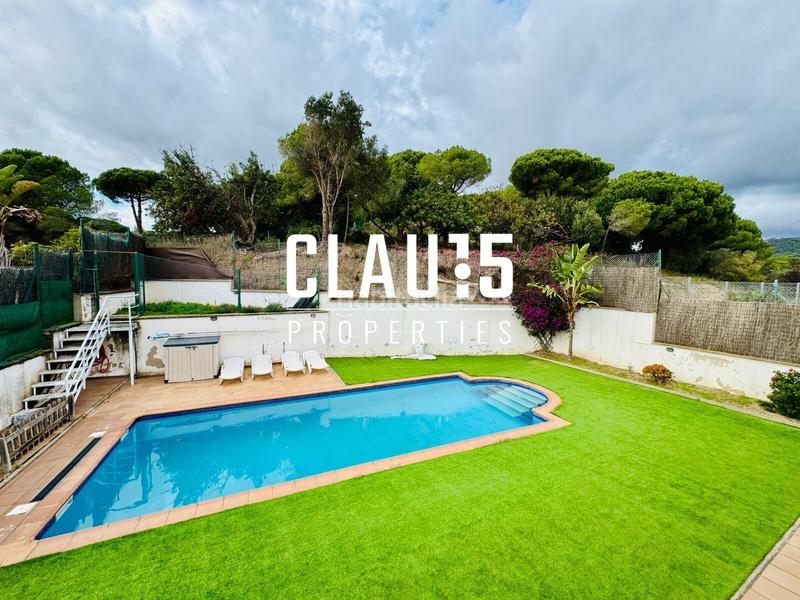 Foto d6e3653a-09ff-45c0-aaf2-42bb873a4283. House with parking pool in Canet de Mar