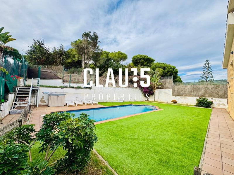 Foto f7b39e23-3a1d-4880-83e0-916e3fec3d01. House with parking pool in Canet de Mar
