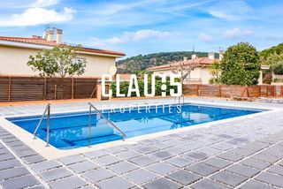 Casa a schiera in Urbanitzacions. Casa en venta con piscina y vistas al mar en sant pol de mar, ub
