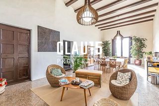 Masía en Centre. Exclusiva masía en venta con gran terreno y licencia para hotel