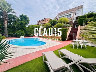 Casa in Canet de Mar. Exclusiva casa en venta con impresionantes vistas al mar, jardín