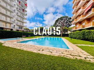 Flat in Els Pins. Piso en venta totalmente reformado, con piscina y licencia turís