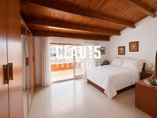 Penthouse in Canet de Mar. Ático dúplex en venta con terraza y vistas al mar en pleno centr