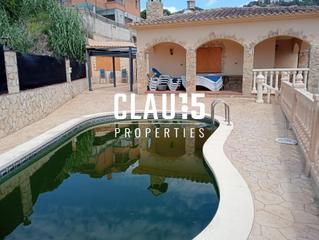 Xalet a Roca Grossa. Casa esquinera junto a la playa en venta en lloret de mar