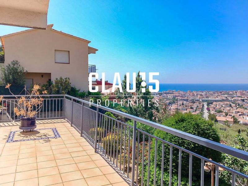 Foto 2f53b5f4-75cb-4e67-b03d-cb832927c7a7. Casa amb aparcament a Pinemar Pineda de Mar