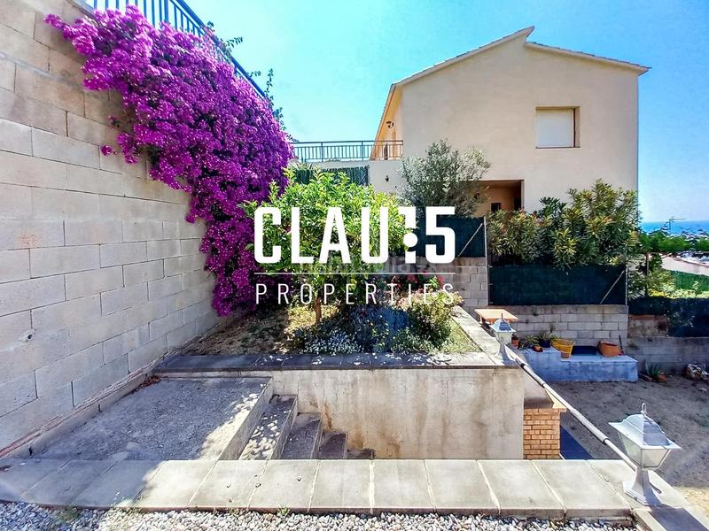 Foto 6767a74b-4b0e-4efe-a85b-1030b4bac72d. Casa amb aparcament a Pinemar Pineda de Mar