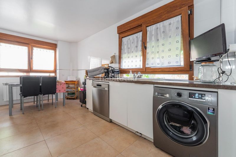 Foto b8b723ef-1de6-4e55-a66b-a12ba798d893. Xalet amb aparcament a Cobeña