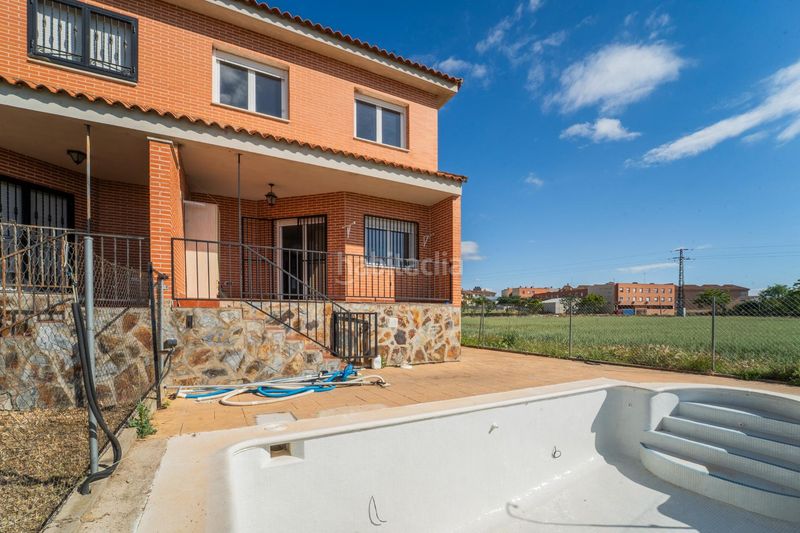 Foto 3947961f-41df-4722-9b47-c62da4e77473. Casa aparellada amb aparcament piscina a Cedillo del Condado