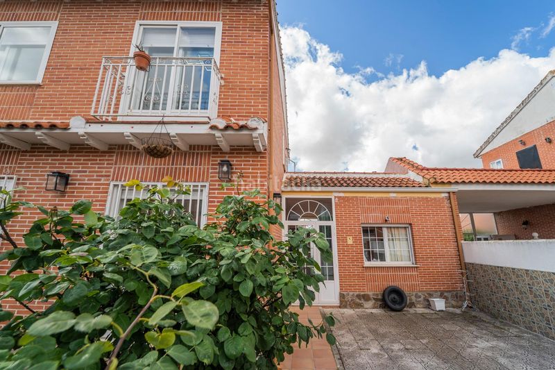 Foto 41cc562b-af12-4645-ba85-66021e3a900b. Casa aparellada amb aparcament a Cedillo del Condado