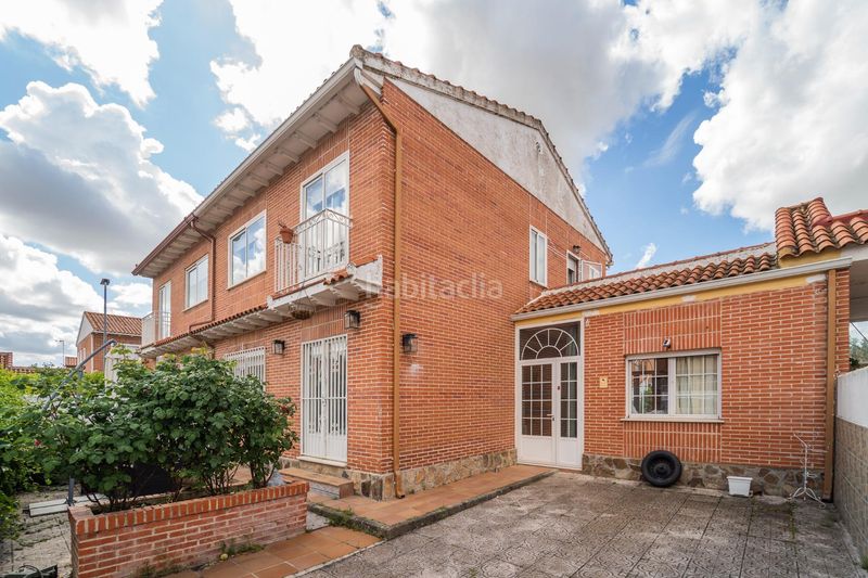 Foto c3362c76-0fcd-4762-998f-e756f0697ac5. Casa aparellada amb aparcament a Cedillo del Condado