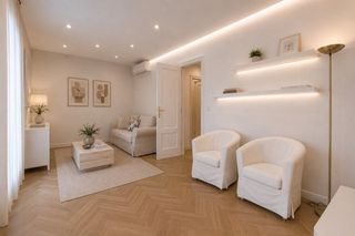 Flat  Calle jeronimo de la quintana. Piso a reformar en el barrio de chamber�