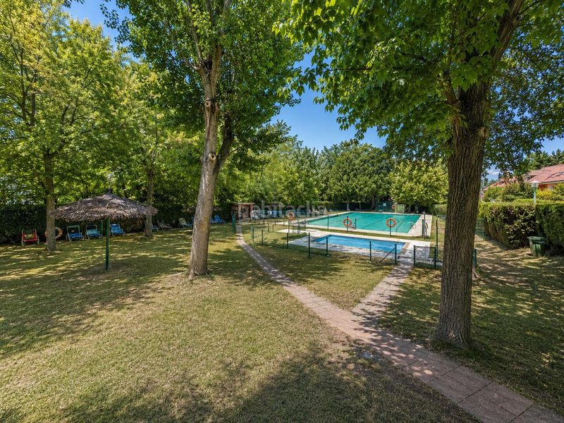 Foto ec87d3c3-1cd7-4f43-ae17-035426470301. Dúplex amb calefacció aparcament piscina a el soto de La Moraleja La Moraleja