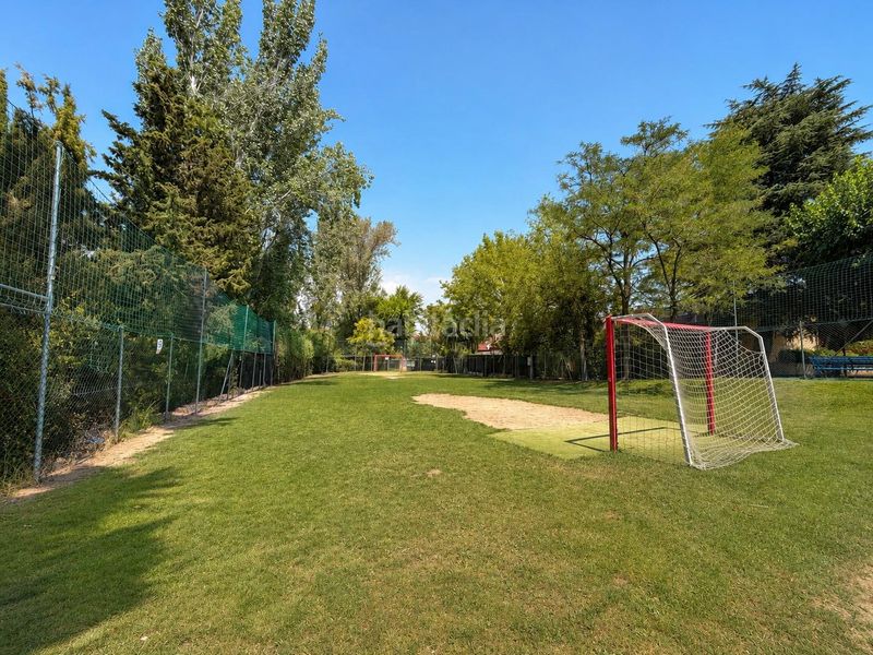 Foto ef59e2b7-c36b-481f-b7ed-5464ea3de549. Dúplex amb calefacció aparcament piscina a el soto de La Moraleja La Moraleja