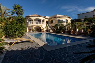 Casa  Calle alzina. Villa exclusiva en denia
