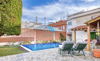 Maison  Zona av.catalunya. Sant feliu de guíxolscasa