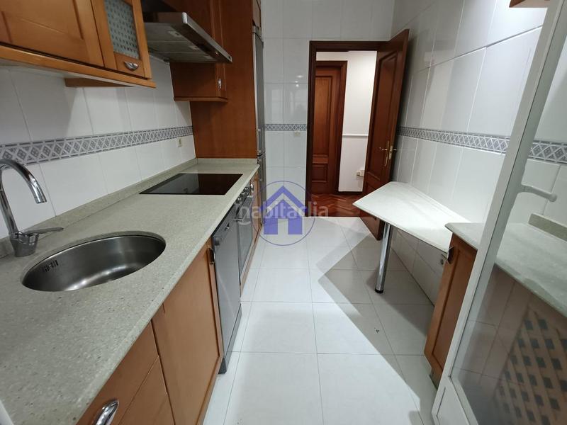 Foto b573f37a-31a3-4ab1-99fc-742f142e280d. Alquiler piso en Coia Vigo