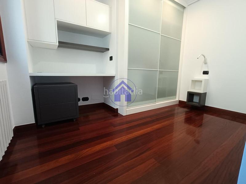 Foto 8294aead-597e-4834-a4ef-9c0a09d82aea. Rent penthouse with heating parking in Plaza Independencia Vigo