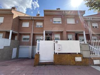 Casa aparellada a Loeches. Casa en venta en loeches