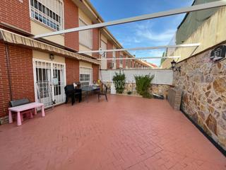Casa aparellada a Loeches. Casa en venta en loeches