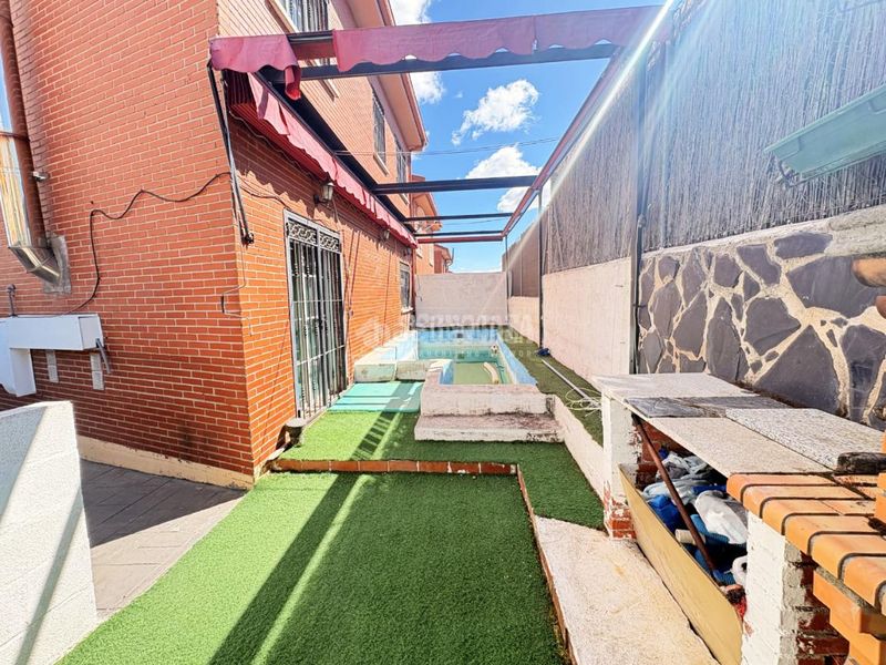 Foto 15f84918-df3a-4b1e-b301-4538e71a4128. Casa aparellada a Loeches