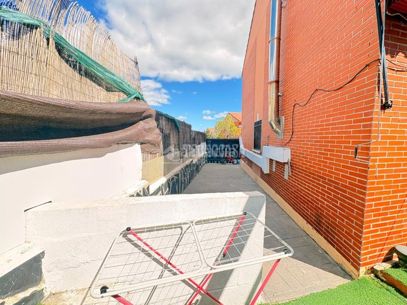 Foto 17acca4d-b517-4d50-b60f-d47aea9f28f4. Casa aparellada a Loeches