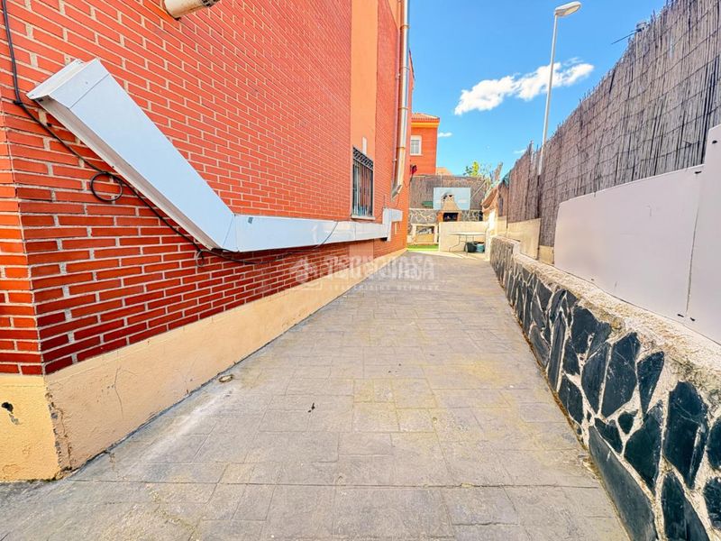 Foto 199237f7-c1a6-47c6-ae45-06431c978cb3. Casa aparellada a Loeches