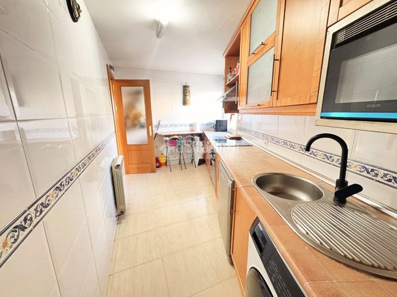 Foto 2d5c41c2-ce7d-42f1-acf8-22e9e2483746. Casa aparellada a Loeches