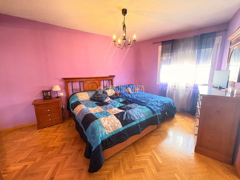 Foto 56c2daae-4f35-41bf-956d-b59cb99dafb7. Casa aparellada a Loeches