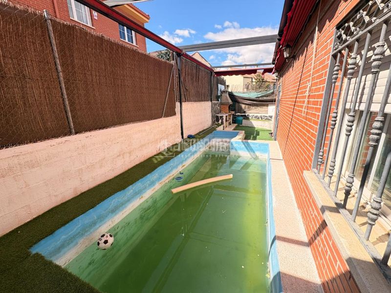 Foto 60d46139-3d09-45e5-b935-c94937c1f79d. Casa aparellada a Loeches