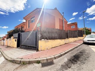 Doppelhaus in Loeches. Casa en venta en loeches