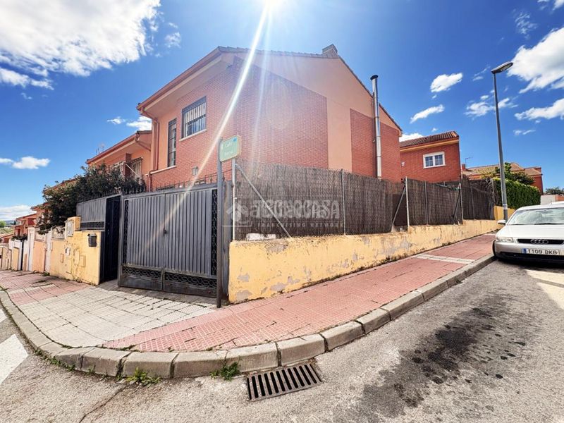 Foto 74d14c40-a994-48e2-8653-bc3dc8bd5697. Casa aparellada a Loeches