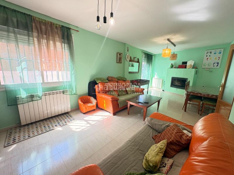 Foto c29116f1-a0ef-4210-ae37-fbac3b011133. Casa aparellada a Loeches