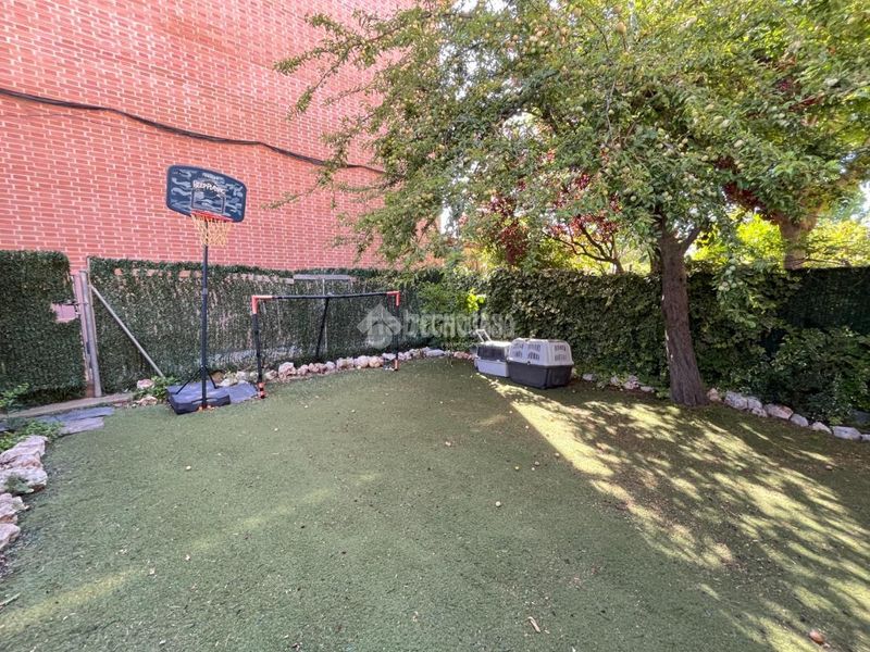 Foto 00abcc03-99ce-40a8-82d1-98493b7fbba8. Casa aparellada a Loeches