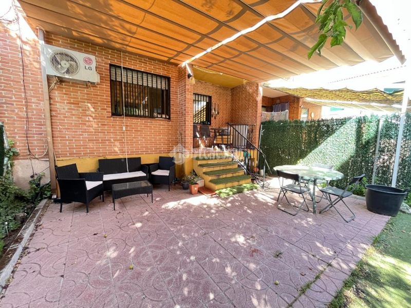 Foto b0276d21-d0f3-493b-9a42-63f9e63f0606. Casa aparellada a Loeches