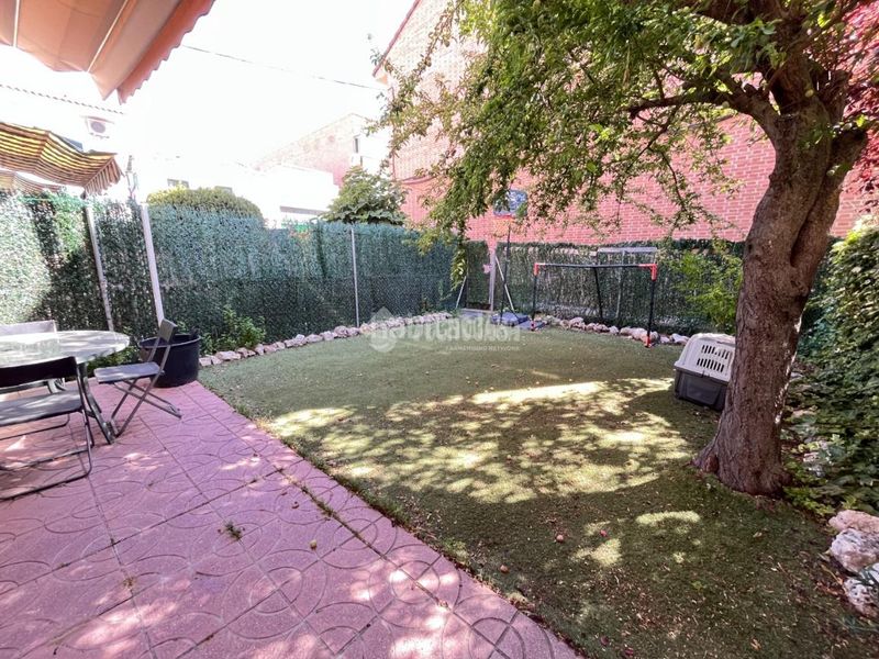 Foto d2546eeb-f058-436c-b73e-d6be1e10cccf. Casa aparellada a Loeches
