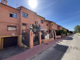 Towny house in Loeches. Casa en venta en loeches