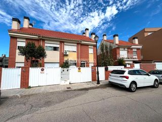 Casa bifamiliare in Loeches. Casa en venta en loeches