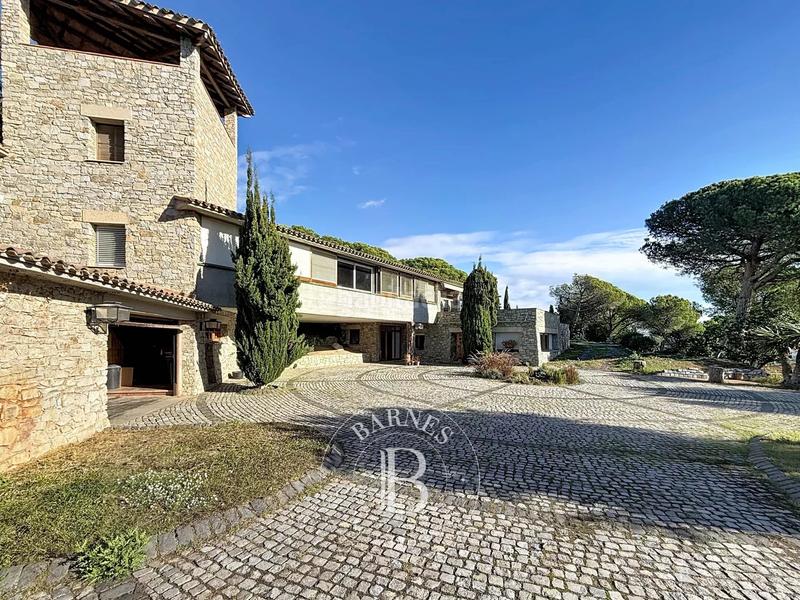 Foto 21193b4e-7f09-47e0-bdc9-625bd1920987. Casa amb calefacció aparcament piscina a Premià de Dalt