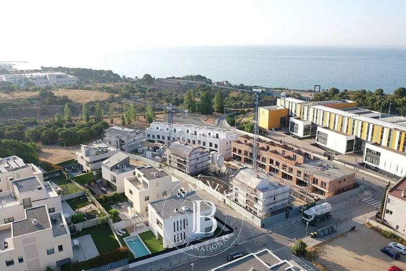Foto f5bf69a7-4cf2-4436-8554-6617620faf1d. Casa adossada amb calefacció aparcament piscina a Montgat