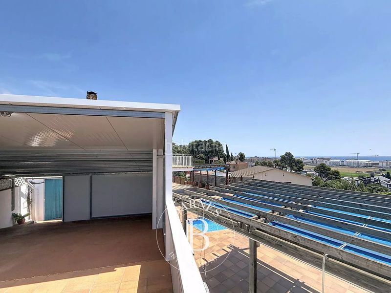 Foto 01f4026e-3d92-43ba-a39c-961efccb6382. Casa amb calefacció aparcament piscina a Santa Susanna