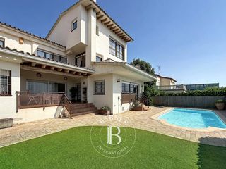 Chalet in Travessia Estació