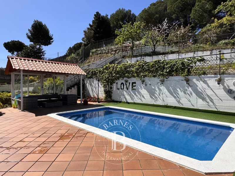 Foto 6e0f4e4e-13ab-4f7d-982c-a13b3018f6f1. Casa amb calefacció aparcament piscina a Nucli Urbà Argentona