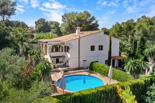 House in Cala Murada. Casa con piscina y piso independiente