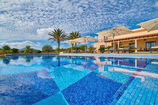 Bauernhof in Porto Cristo. Finca de firma mediterránea con piscina resort de 100 m, vistas