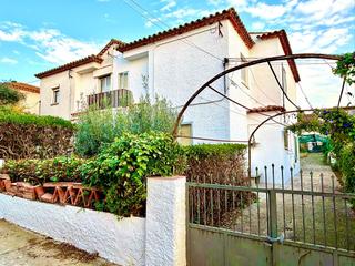 Casa a Carrer del mossèn viver. Gran casa de 5 habitaciones con patio y garaje en torroella de m