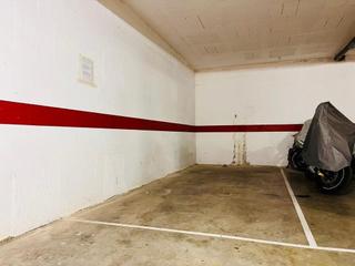 Autoparkplatz in Nord. Tu própio parking privado en roses mas mates